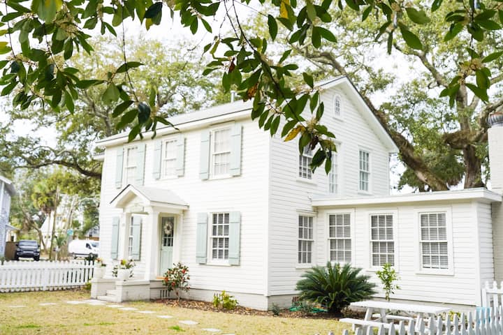 Beachside Charm – Walk To Sand & Village Pier - Jekyll Island, GA