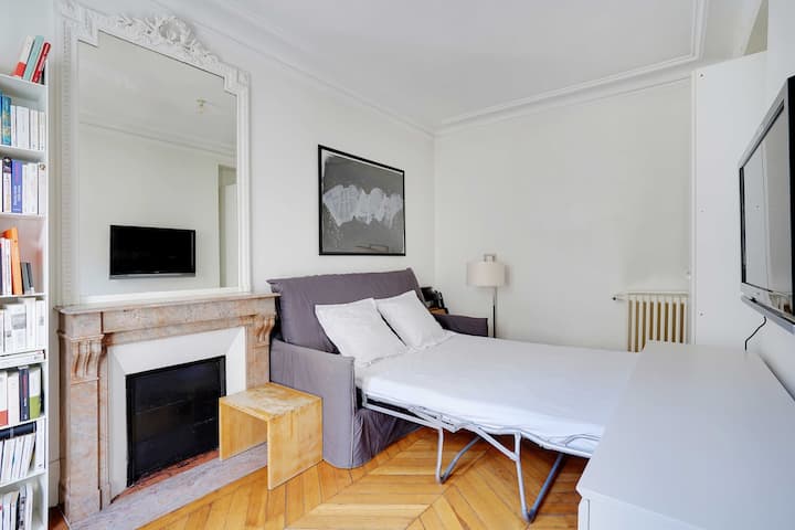 Druga spavaća soba s kaučem i televizorom