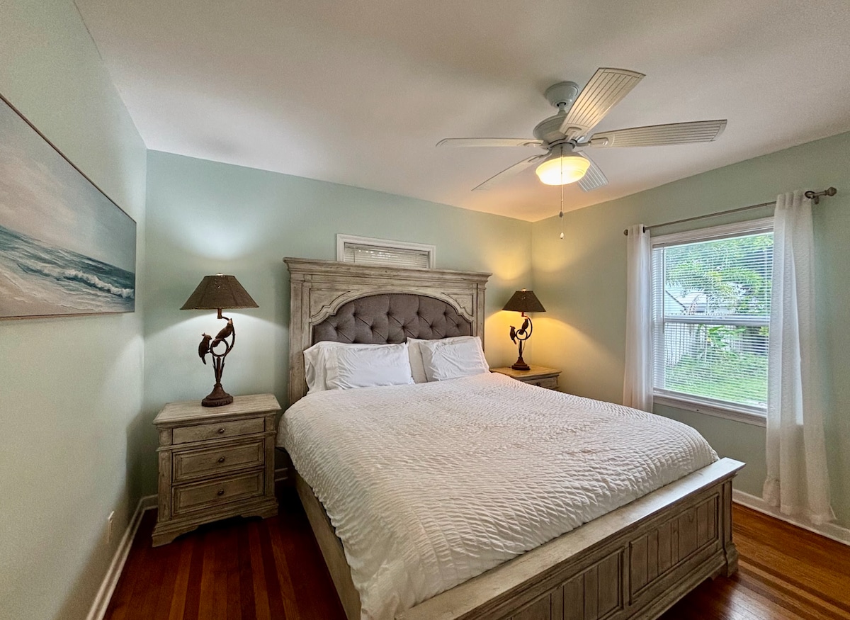 Პირველ საძინებელში არის კომფორტული საწოლი დიდი ზომის, უკანა ეზოში. Მას ასევე აქვს მომაჯადოებელი სააბაზანო.