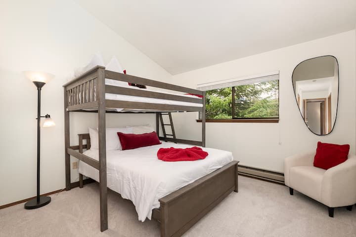 在舒适的卧室里安顿下来，清爽的白色床上用品和欢快的红色装饰等待您的到来。