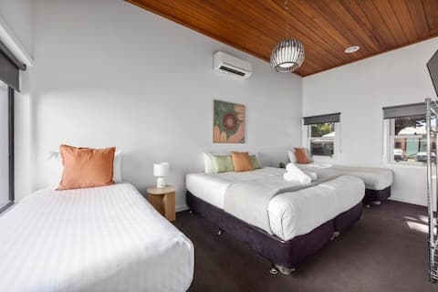 Hargreaves St • Group Holiday 8BR • Bendigo CBD