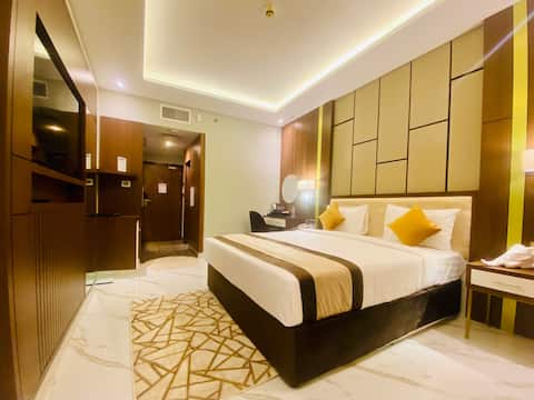 Top Airbnb: Superior Room Near Go Fresh Supermarket by E R in Al Muraqqabat