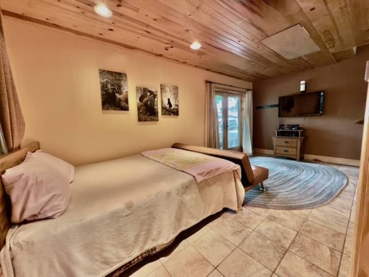 4. spavaća soba: bračni krevet u prizemlju s pametnim televizorom