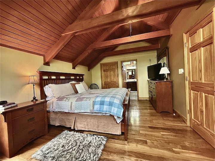 Spavaća soba 3: glavni krevet na katu s pametnim televizorom