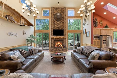 4 Red Fir - Game Room, Hot Tub, Walk to SHARC