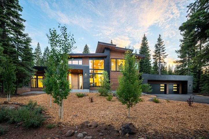 Modernly Appointed 4 Bed 4.5 Bath Mountain Home wi