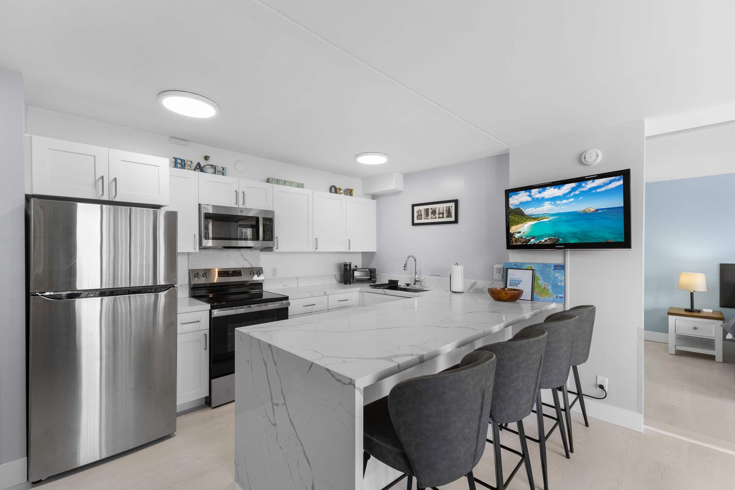 Waikiki Banyan 1BR – Newly Renovated + Parking - Image 10