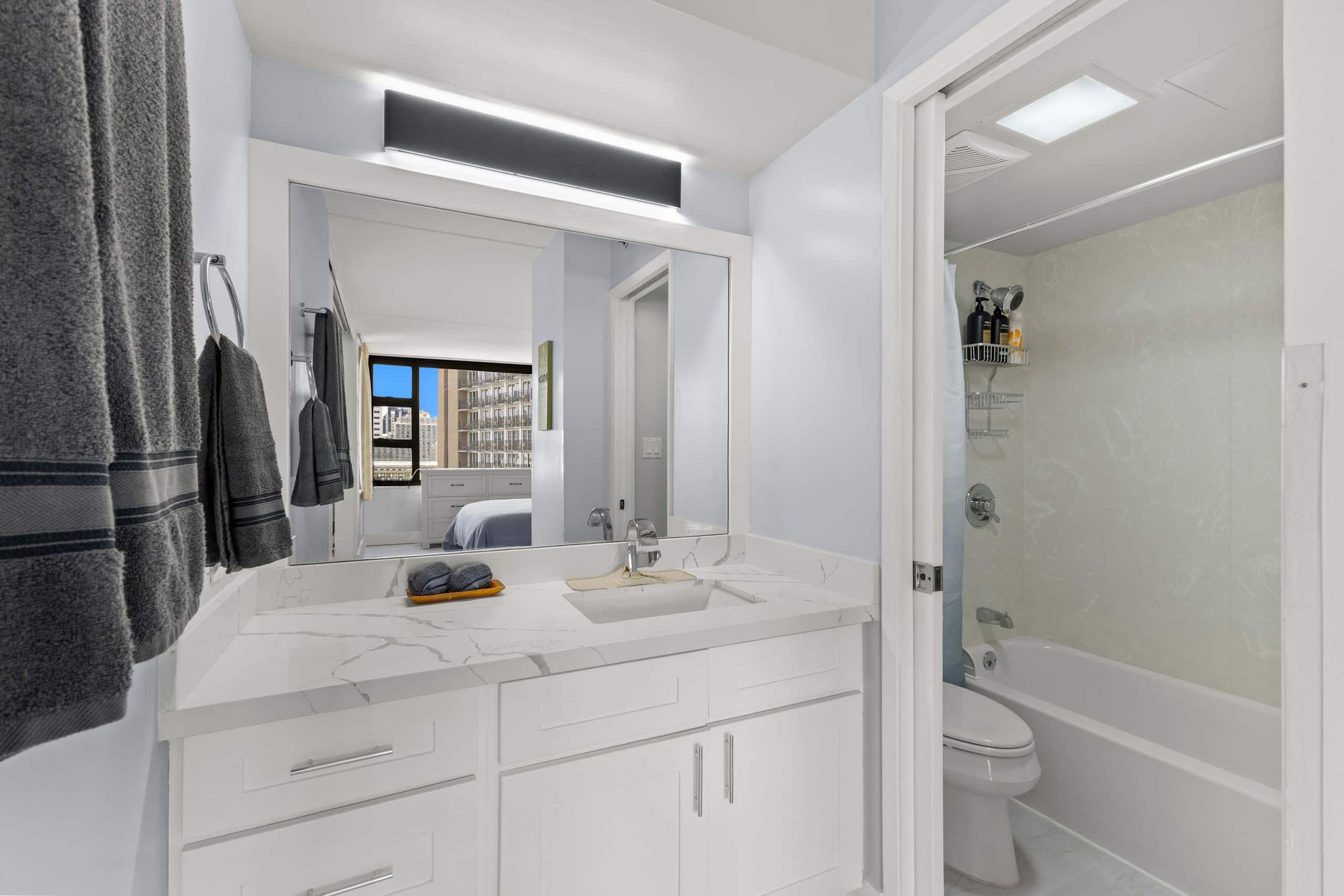 Waikiki Banyan 1BR – Newly Renovated + Parking - Image 3