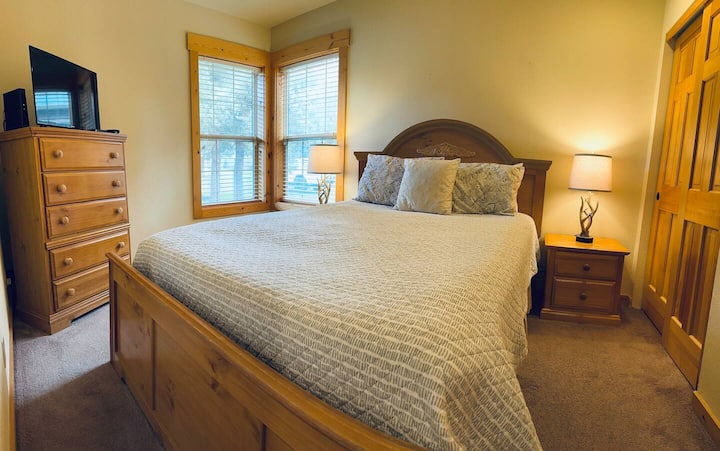 Cama tamaño king en el tercer dormitorio