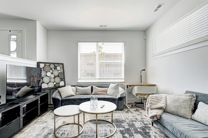 Specious Luxury W/rooftop | 1mi Dt Indy | Sleeps 6 - Indianapolis, IN