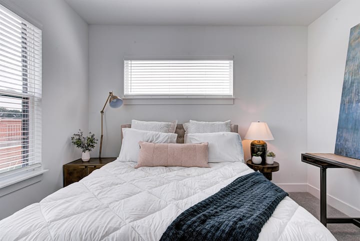 Entspanne dich im ruhigen Hauptschlafzimmer mit einem bequemen Kingsize-Bett, weicher Bettwäsche und kuscheligen Kissen. Mit Nachttischen, Lampen, begehbarem Kleiderschrank und Ganzkörperspiegel für zusätzlichen Komfort. 