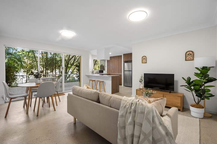 Burleigh Breeze 2‑bed Beach Walk Retreat - Gold Coast