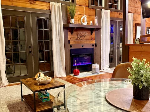 Popular Airbnb listing: Private Red Room Couples Cabin | Hot Tub | Firepit in Sautee Nacoochee