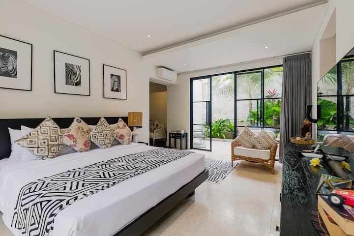 საძინებელი ზებროს ნიმუშით — თანამედროვე ელეგანტურობა კომფორტს ერწყმის.