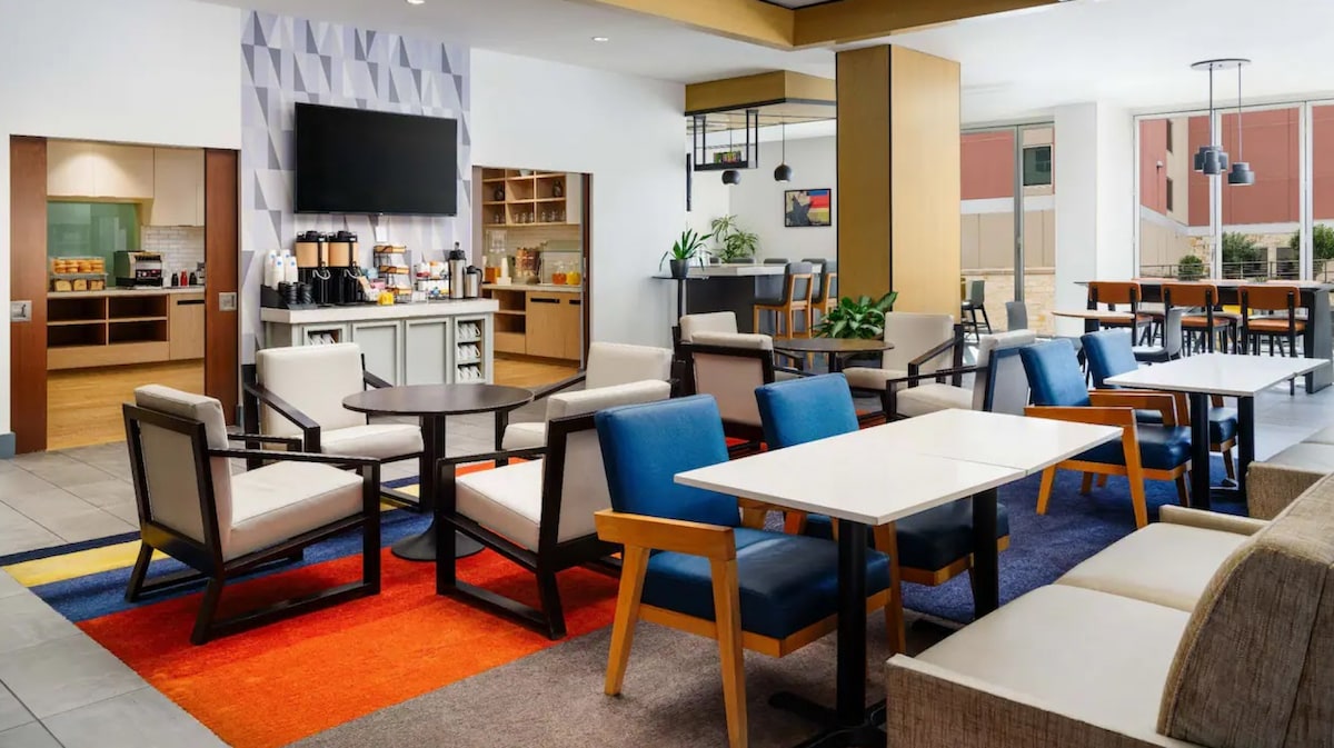 Steps From Downtown | Free Breakfast & Pool