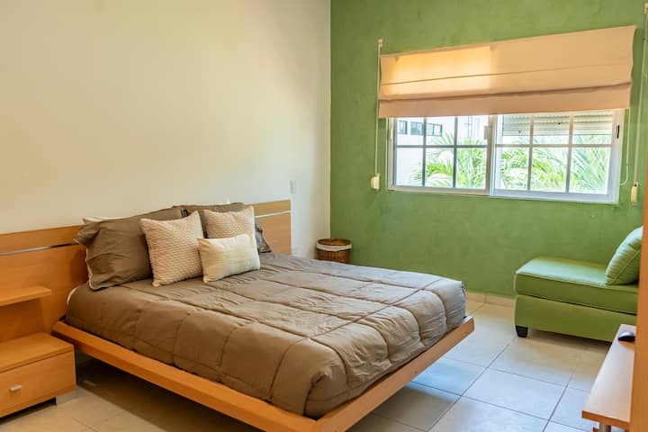 La segunda habitación ofrece una cama full-size , aire acondicionado y smart tv