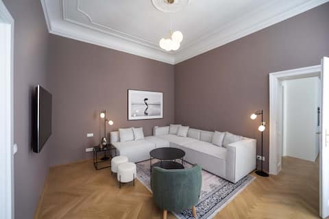 Popular Airbnb listing: Sophisticated 4BR APT perfect for 8-10 central in Josefstadt