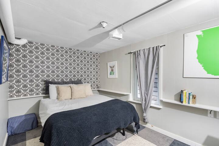 Adorable Kits Home w/ Balcony & Garden Retreat gallery image 2