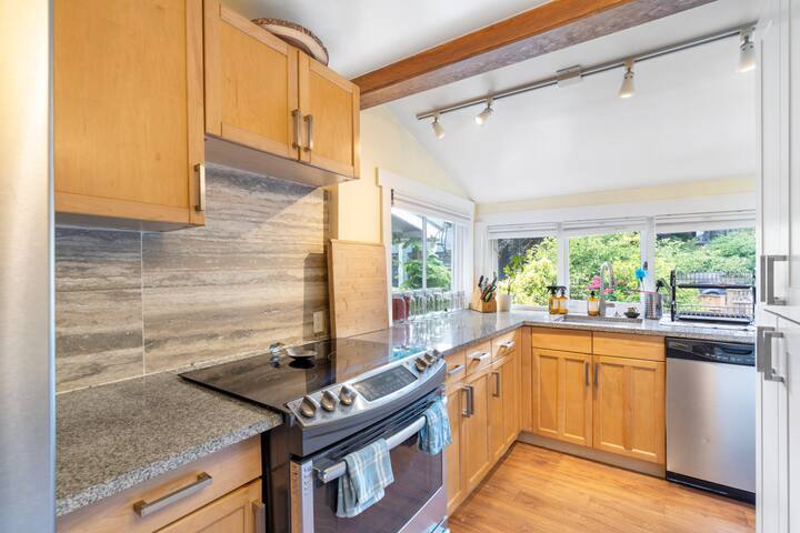 Adorable Kits Home w/ Balcony & Garden Retreat gallery image 4