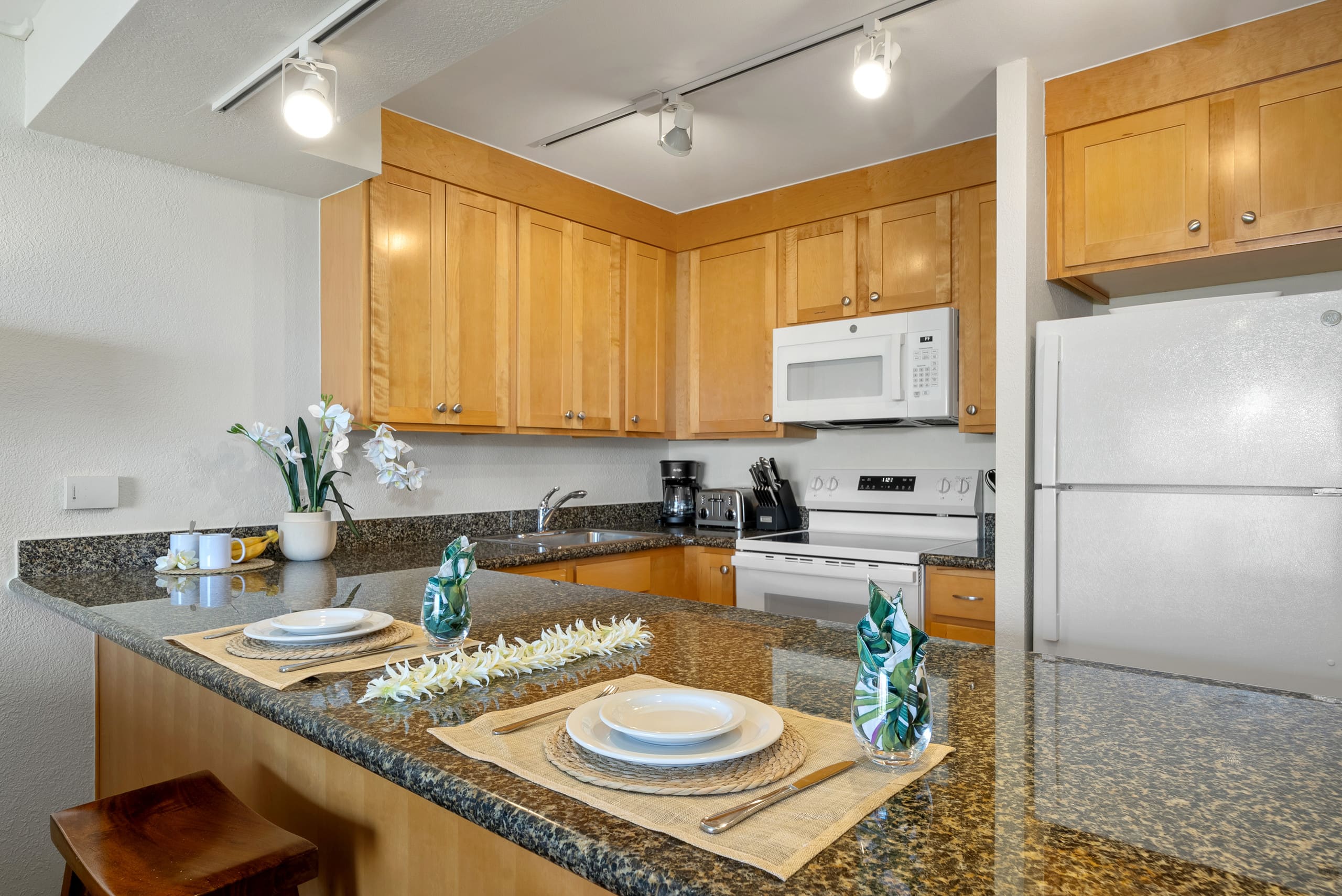 Condo in Lahaina · ★5.0 · 1 bedroom · 2 beds · 1 bath - Image 10