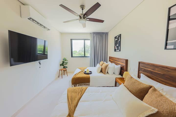 Chumba kikuu chenye vitanda viwili vya kifalme, feni ya dari, AC, TV na bafu la kujitegemea lenye kabati 