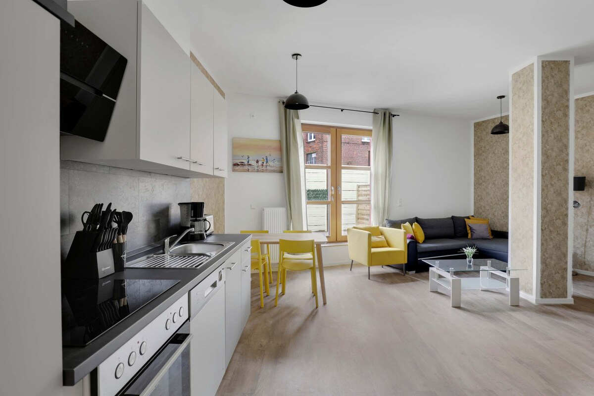 منطقة معيشة مفتوحة مع إطلالة على الحديقة وإمكانية الوصول المباشر إلى الفناء