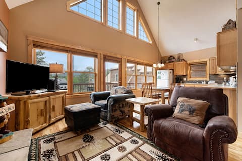 Successful Airbnb property: Panoramic RMNP Views. K beds, deck, fireplace, BBQ in Fort Collins / Loveland