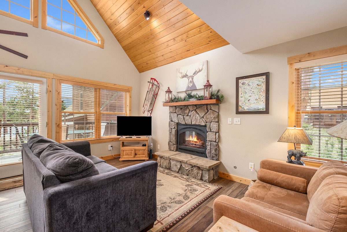 Successful Airbnb property: Best views! Deck, fireplace, BBQ, shared hot tub! in Estes Park
