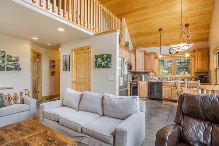 Luxe Mountain Cabin! Views, Jetted Tub, Deck, Bbq - Estes Park, CO