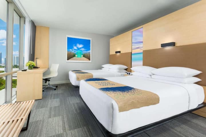 Walk To Beach +. Free Beach Chairs | Sleeps (4). - Miami Beach, FL