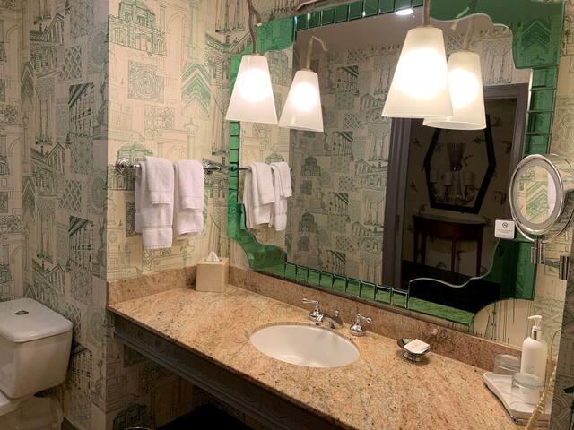 3 Cozy Queen Units, Close to Rail Station! gallery image 5