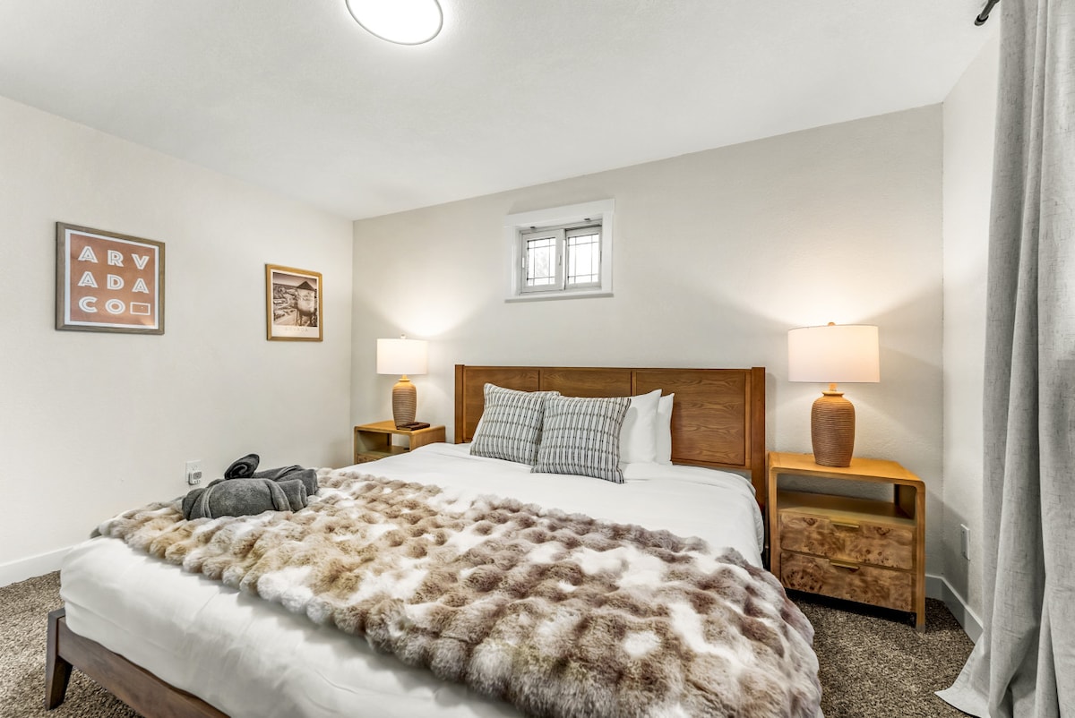 Duerme en una de nuestras cinco habitaciones cuidadosamente diseñadas. Ropa de cama de primera calidad para una noche de descanso perfecta.