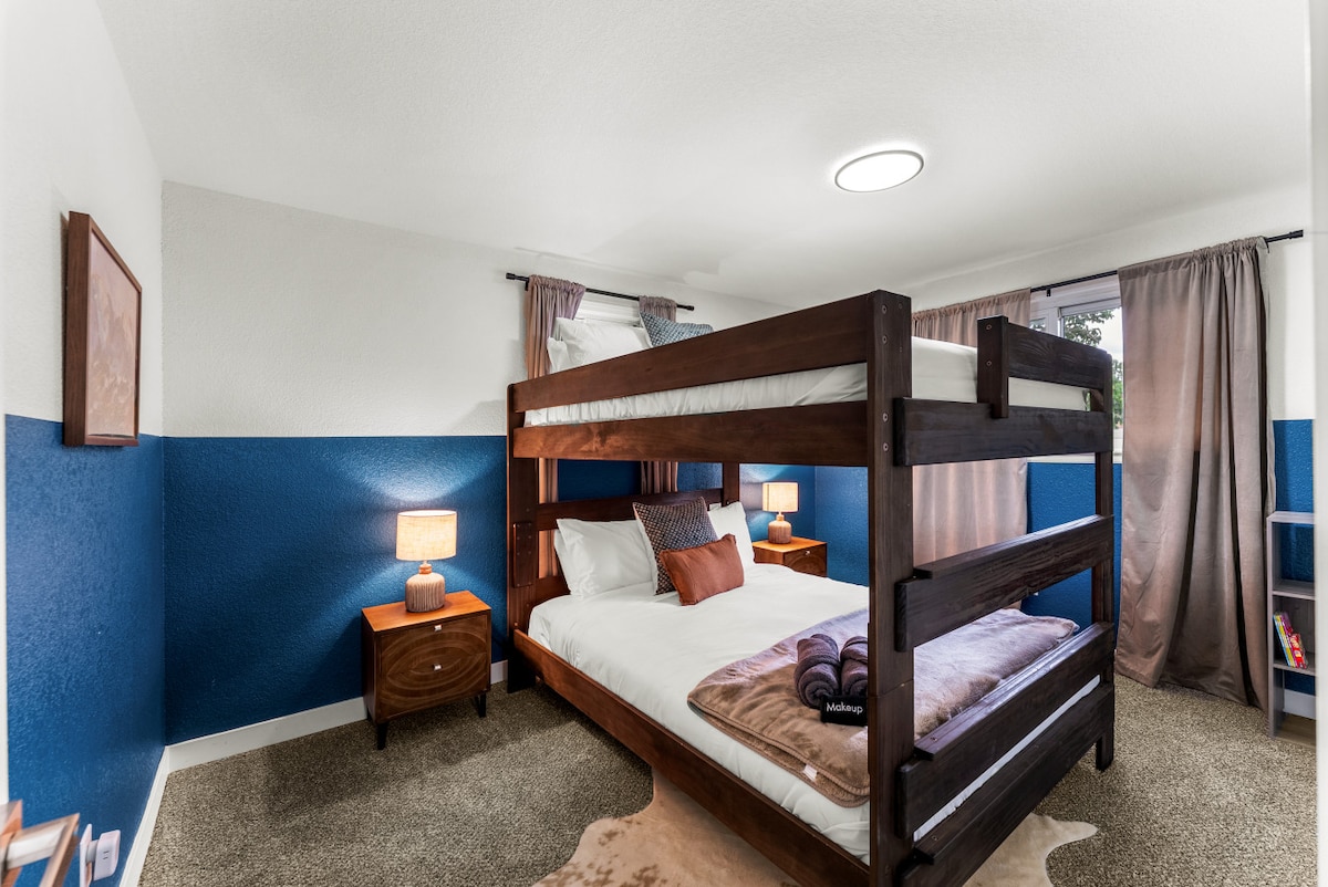 Con cinco dormitorios y espacio para dormir hasta 14 personas, esta casa es ideal para familias numerosas y escapadas en grupo.