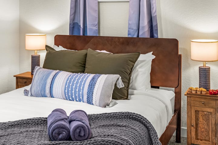 Odmorite se u jednoj od naših pet pažljivo uređenih spavaćih soba, od kojih svaka ima vrhunsku posteljinu za savršen san.