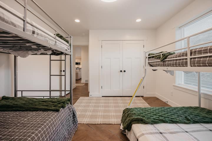 Prostrane spavaće sobe s udobnim detaljima – idealno za obitelji koje trebaju prostor za odmor i opuštanje