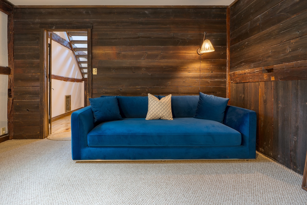 Pohovka v kancelárii.