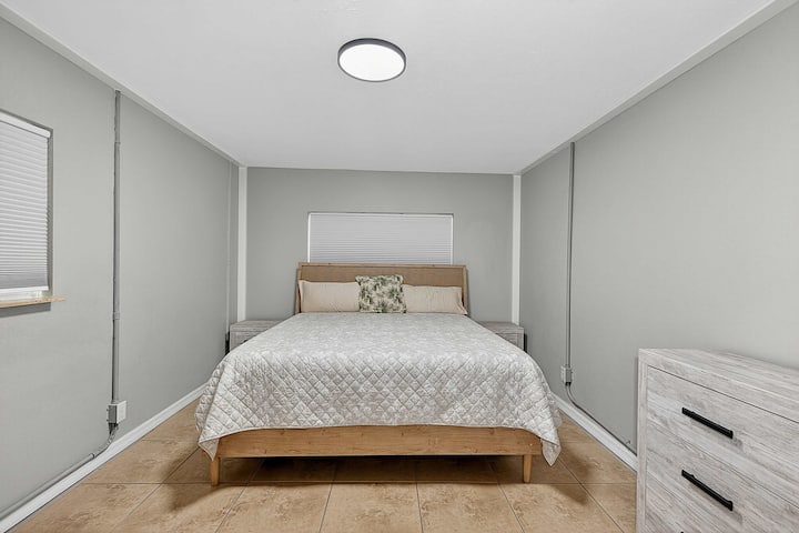 Découvrez la tranquillité de notre troisième chambre, avec un lit queen-size, promettant une expérience reposante.