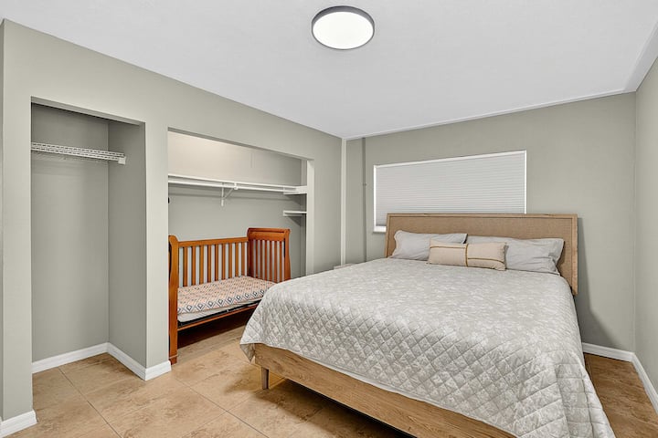 Découvrez le charme de notre deuxième chambre, également meublée d'un lit queen-size, assurant un séjour confortable à tous les voyageurs. 