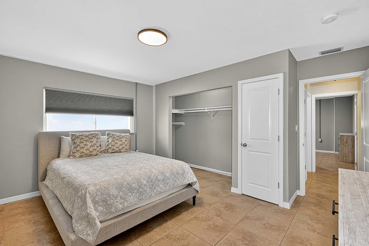 Profitez de la commodité d'un grand espace de rangement pour garder vos vêtements bien organisés. La chambre offre une ambiance tranquille, parfaite pour se détendre après une journée d'exploration de Siesta Key.