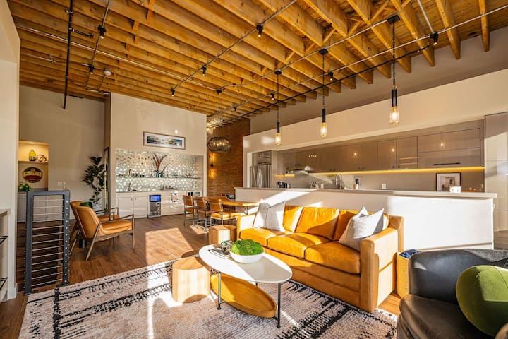 Historic Elegance With Balcony Downtown View - Riverdale, UT