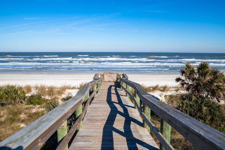 Oceanfront Condo, Balcony, $300 In Free Tickets! - Crescent Beach, FL