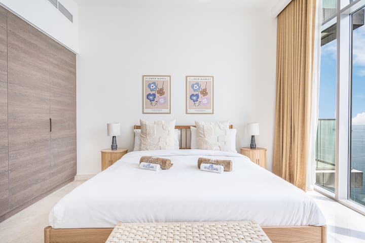 Разбудете се со природна светлина која го исполнува ова спокојно место за одмор во спалната соба.