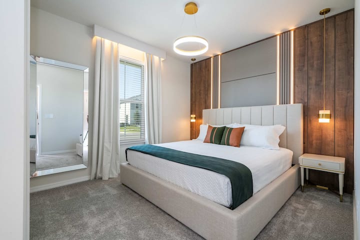 Გაატარეთ მშვიდი ღამე ამ ელეგანტურ საძინებელში ლუქს-კლასის დიდი საწოლით, თანამედროვე განათებითა და შთამბეჭდავი თანამედროვე დიზაინით!