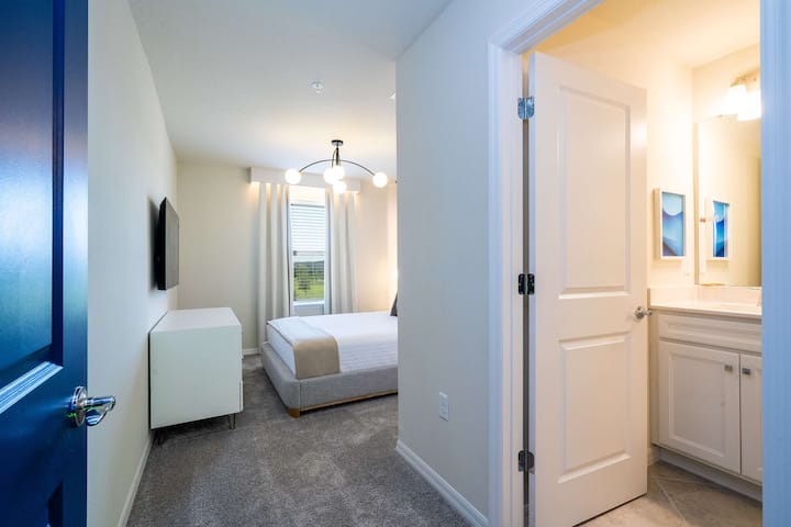 Დაისვენეთ ამ ნათელ, თანამედროვე საძინებელში კომფორტული საწოლით, ცალკე სააბაზანოთი და გლუვი თანამედროვე დეკორით.