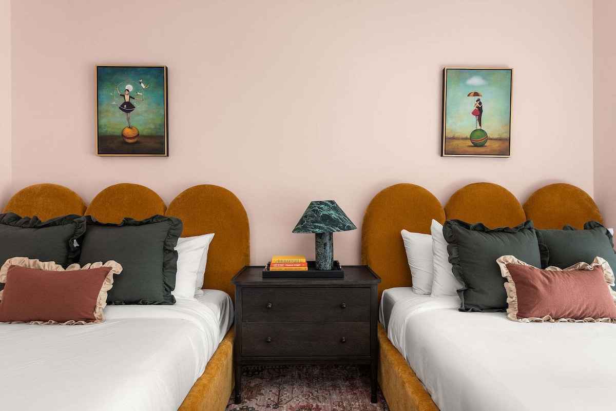 Საძინებელი 1: ორი საწოლი 152 × 203 სმ, სმარტ-ტელევიზორი + სრული სააბაზანო