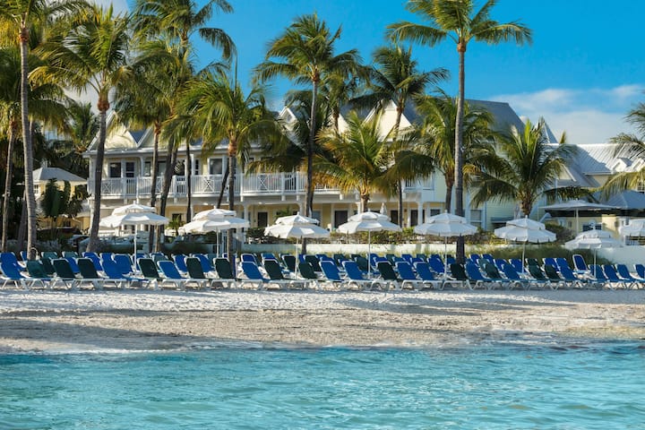 Duval Street Stay + Free Breakfast, Pool & Spa - Key West