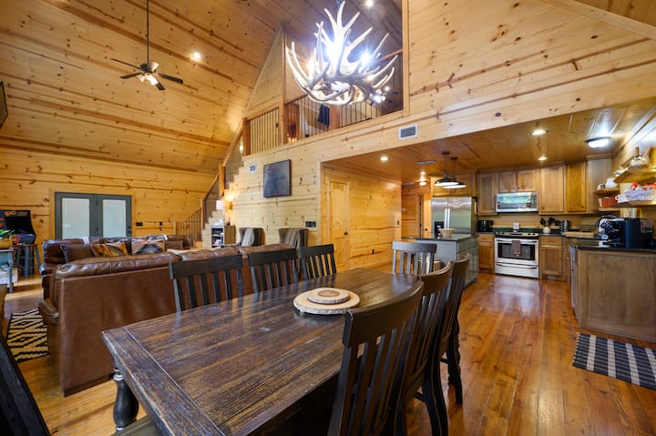 Summer Moon Lodge | Hot Tub | Ev Charger | Playset - Hochatown, OK
