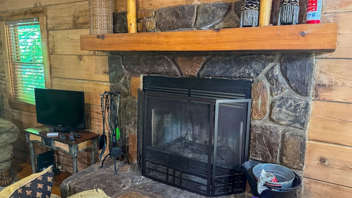 Country Hideaway - Free Pool & Fishing Pond Access - Wears Valley, TN