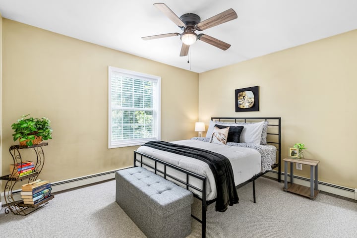 พักผ่อนอย่างสบายใจในห้องนอนแสนสบายที่สร้างมาเพื่อการนอนหลับที่ดีและต้อนรับเช้าวันใหม่อย่างสงบ