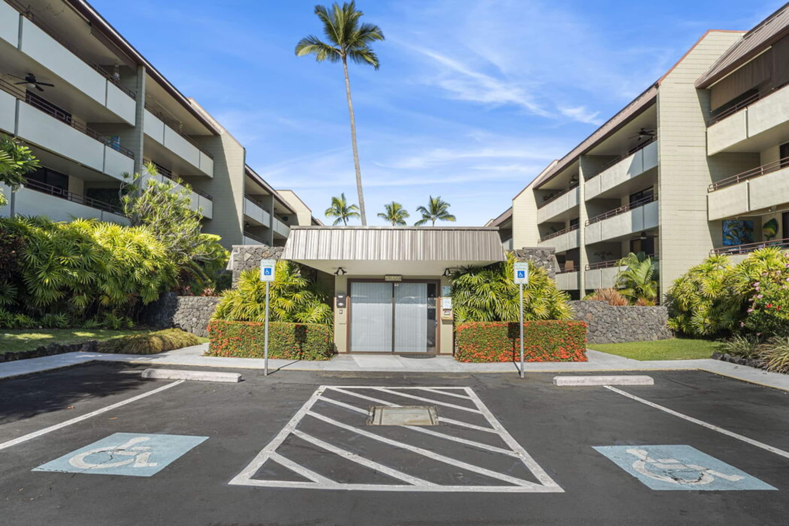 Condo in Kailua-Kona · ★4.67 · 2 bedrooms · 2 beds · 2 baths - Image 30